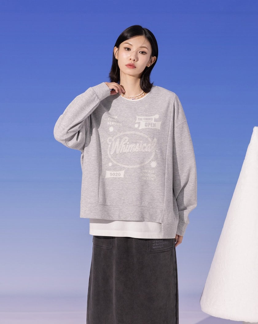 繩鼓造型圖案不對稱剪接大學T(兩色)