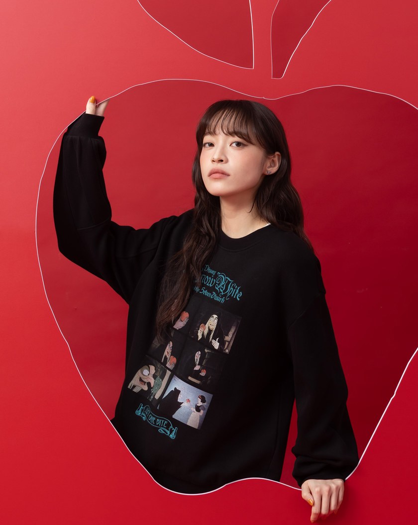 迪士尼系列 巫婆毒蘋果計畫彎刀袖大學T(兩色)