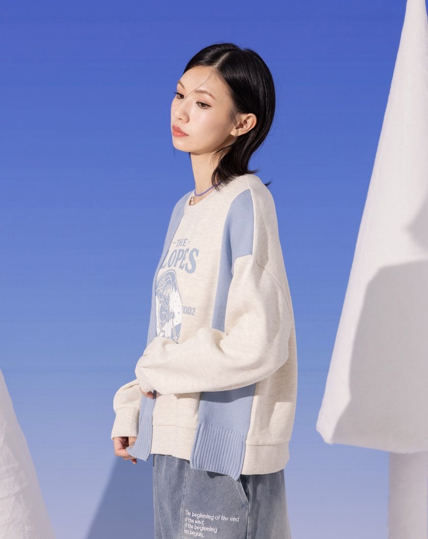 奶奶滑雪拼接毛衣織片大學T(兩色)