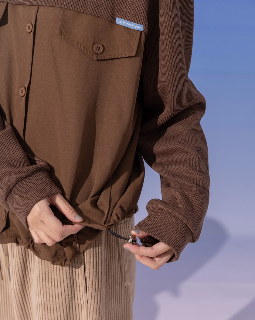 ➤異材質拼接抽繩傘狀大學T(兩色)