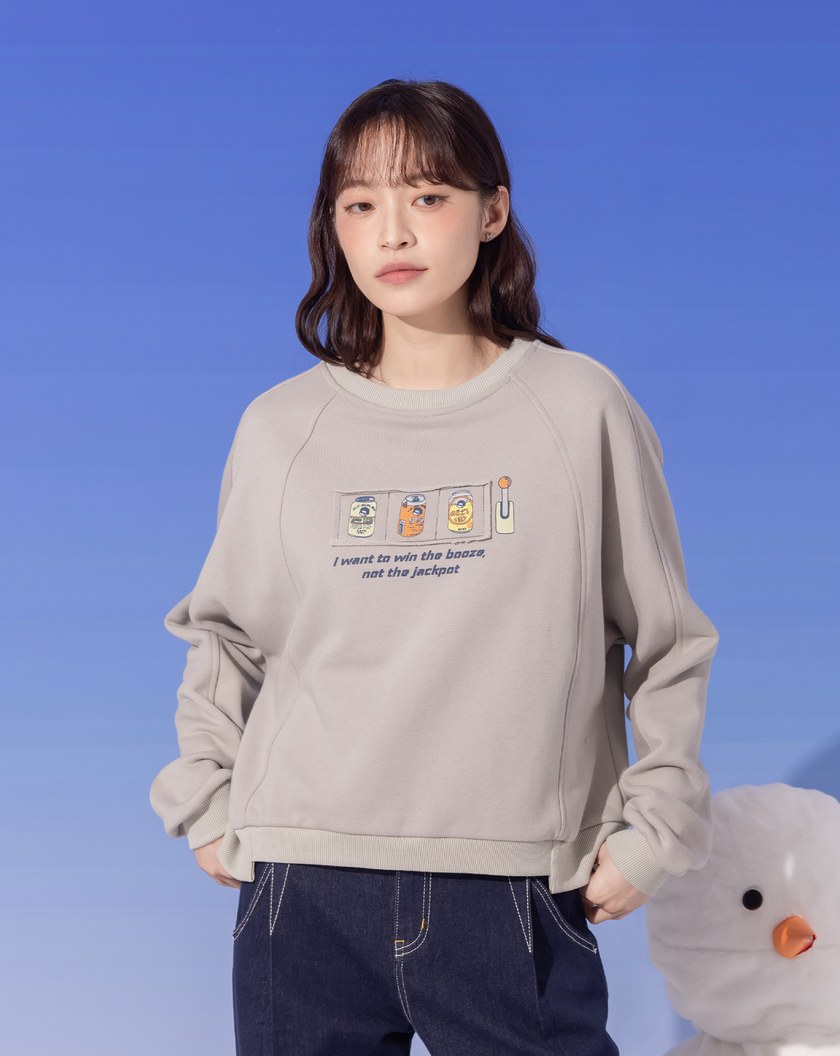 ➤啤酒奶奶拉霸機印花剪接大學T(兩色)