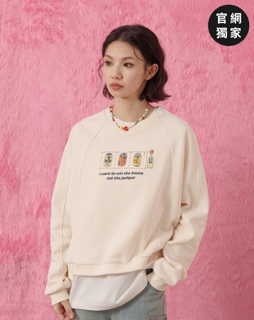 ➤啤酒奶奶拉霸機印花剪接大學T(兩色)