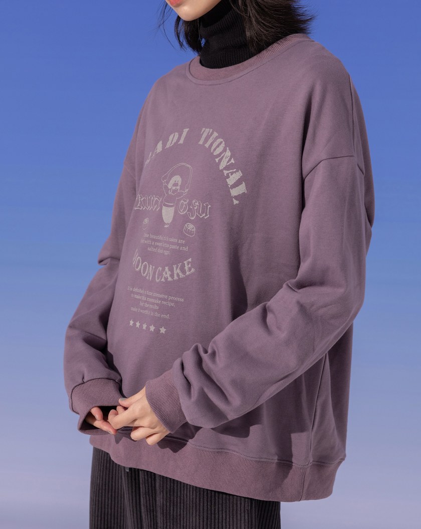 ➤MOON CAKE奶奶印花大學T(兩色)