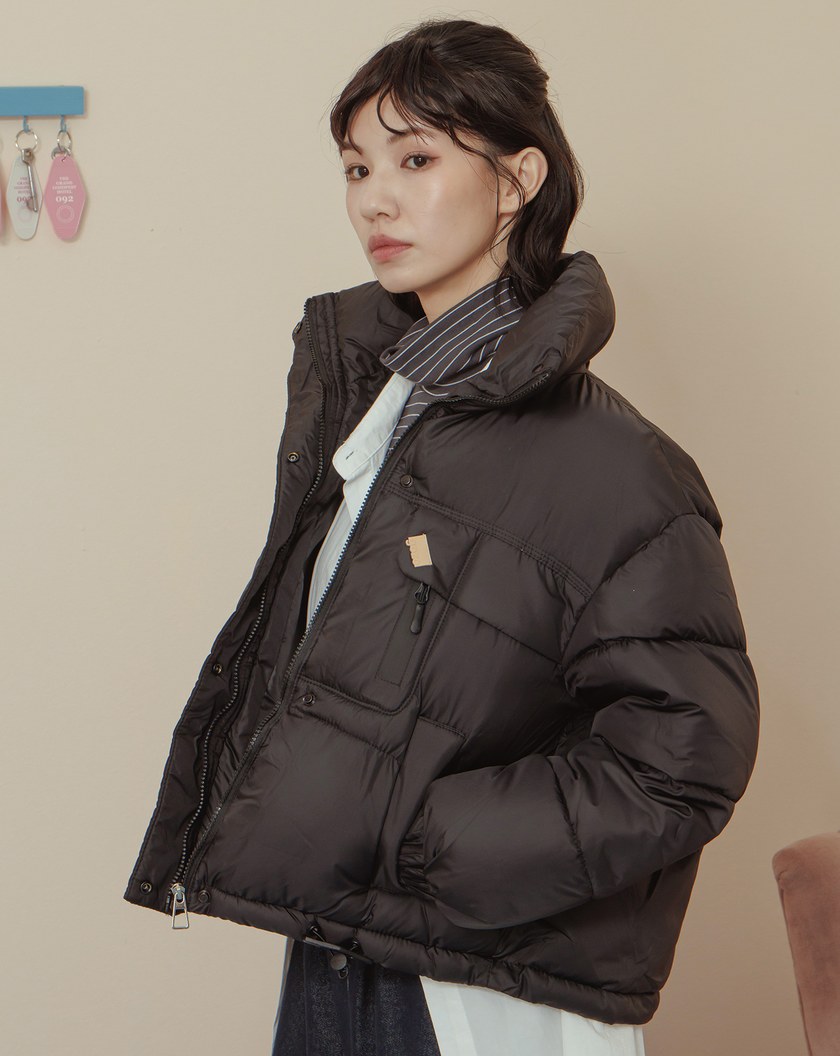 ➤防潑水下擺抽繩立領短版鋪棉外套(兩色)