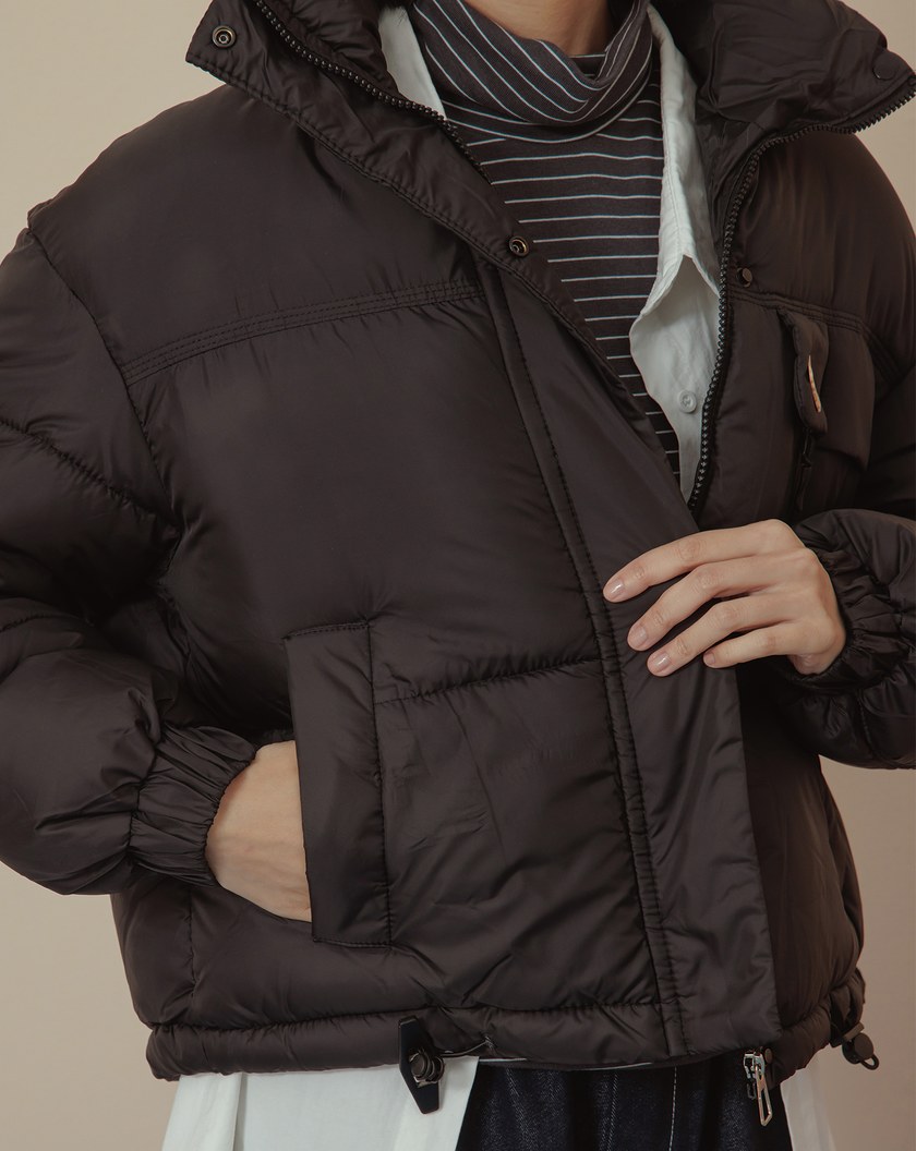 ➤防潑水下擺抽繩立領短版鋪棉外套(兩色)