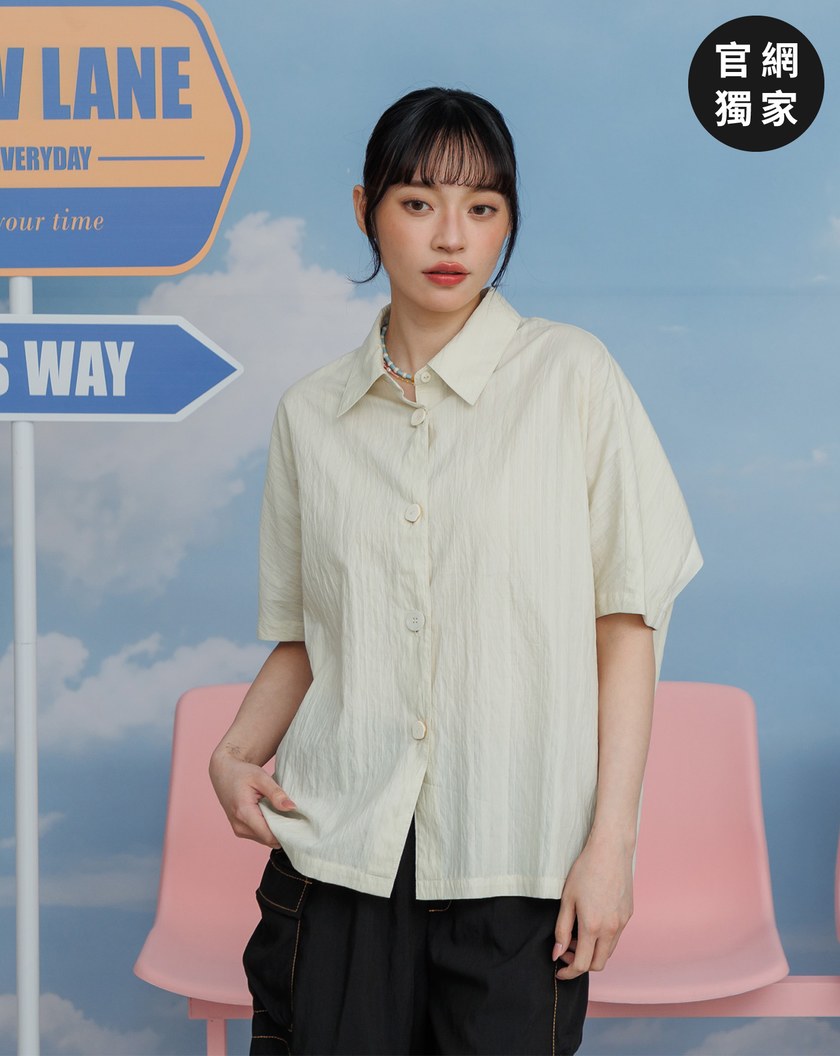 ➤直條紋造型鈕扣連袖寬鬆襯衫(兩色)