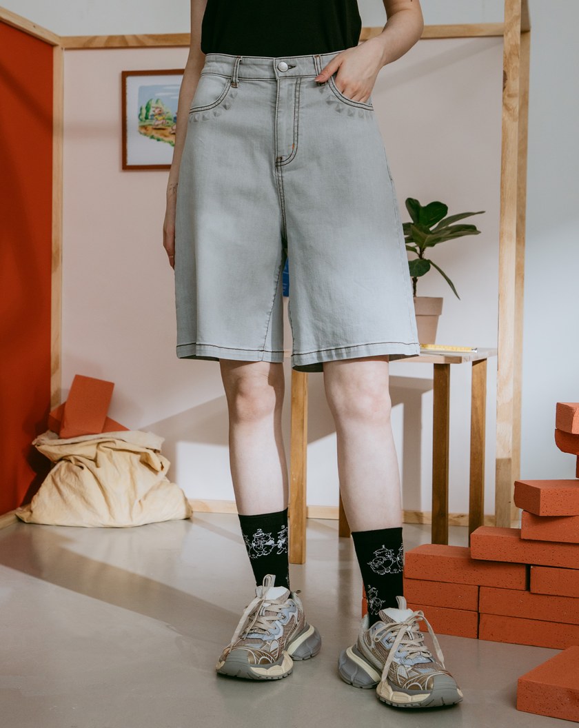 迪士尼系列 蓋房子鉚釘壓印牛仔四分褲(兩色)