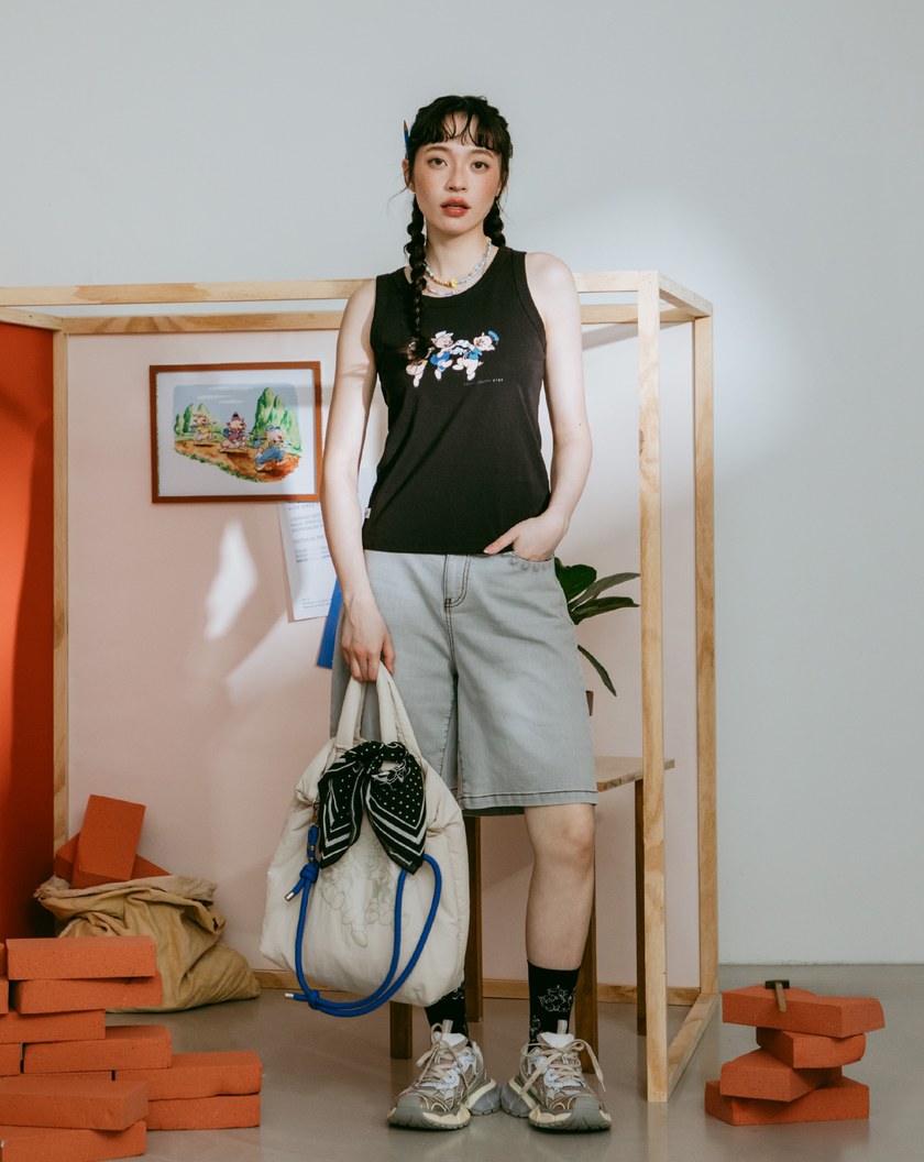 迪士尼系列 蓋房子鉚釘壓印牛仔四分褲(兩色)