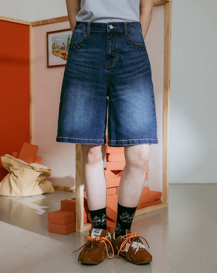 迪士尼系列 蓋房子鉚釘壓印牛仔四分褲(兩色)