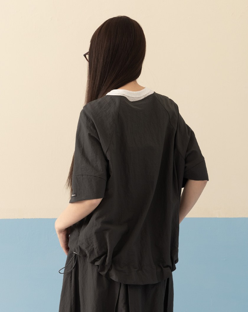 微皺感弧形口袋抽繩造型上衣(兩色)