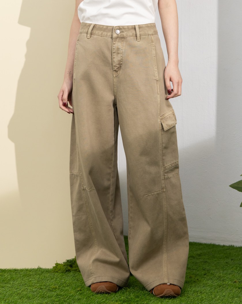 抓褶剪裁牛仔直筒工裝褲