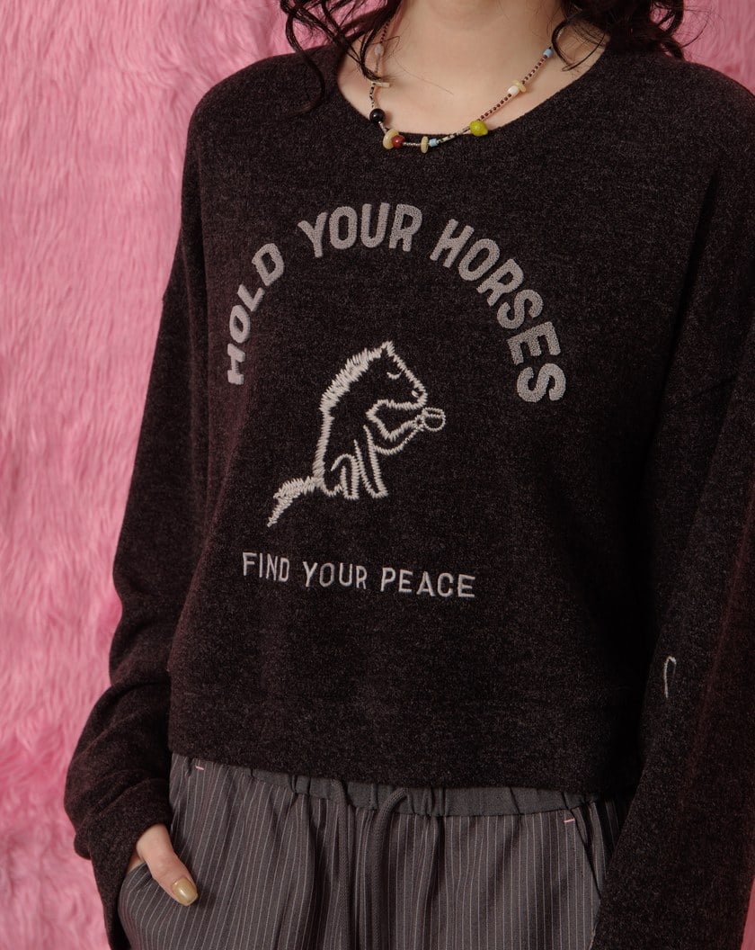 馬上平靜Q感毛毛短版大學T(兩色)