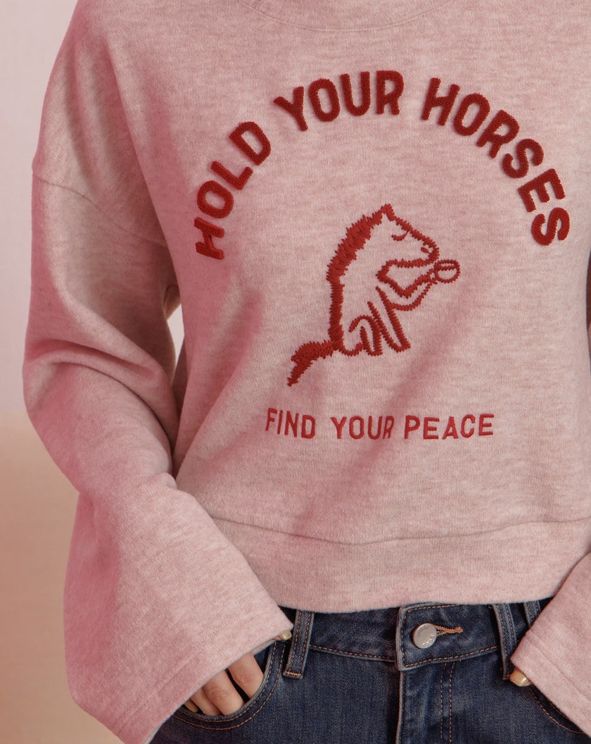 馬上平靜Q感毛毛短版大學T(兩色)