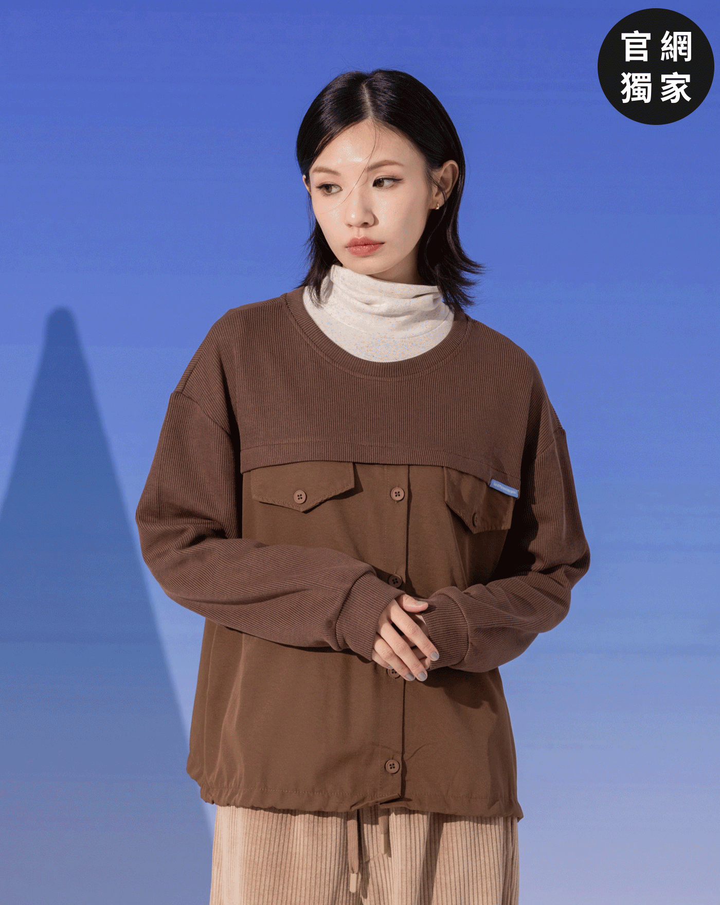 ➤異材質拼接抽繩傘狀大學T(兩色)