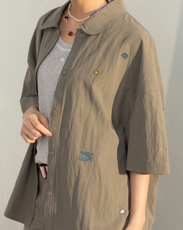 涼感不對稱領口造型短袖襯衫(兩色)