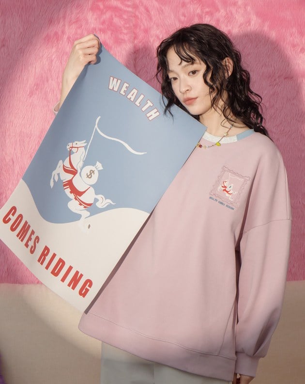 ➤【新年限定】馬上有錢側邊剪裁大學T(兩色)