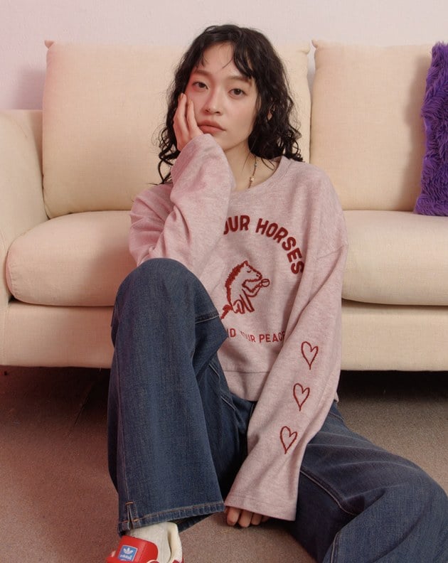 馬上平靜Q感毛毛短版大學T(兩色)