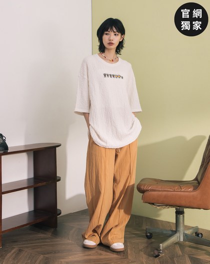 ➤一週飲料繡花皺皺織紋T恤(兩色)