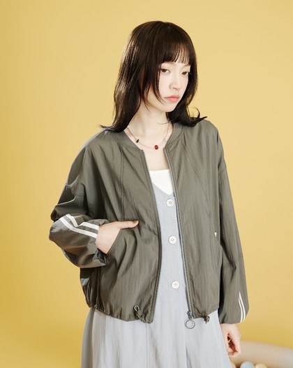 品牌織標輕薄運動風外套(兩色)