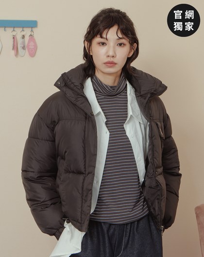 ➤防潑水下擺抽繩立領短版鋪棉外套(兩色)
