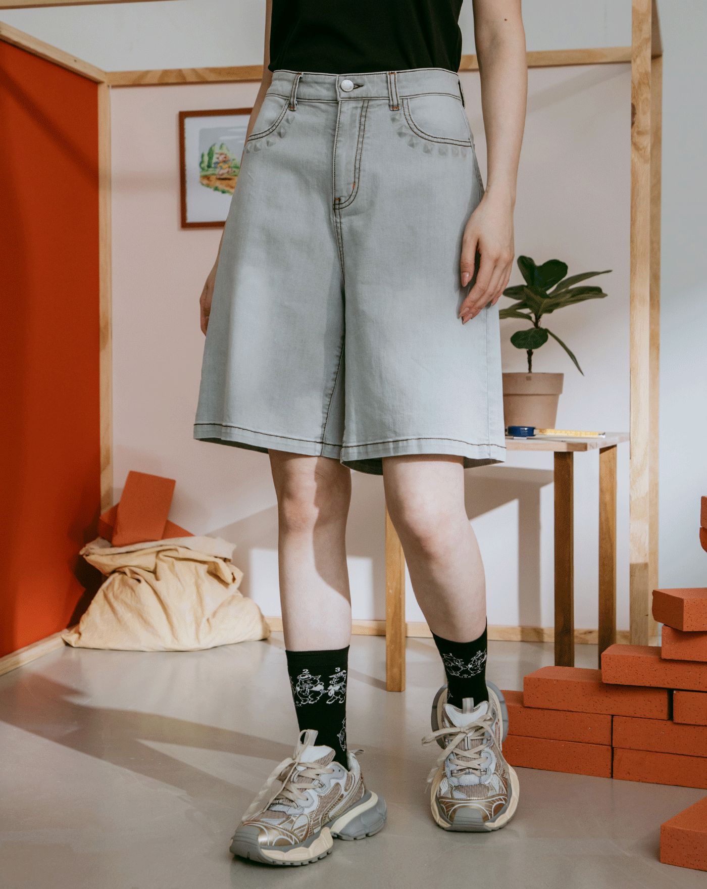 迪士尼系列 蓋房子鉚釘壓印牛仔四分褲(兩色)