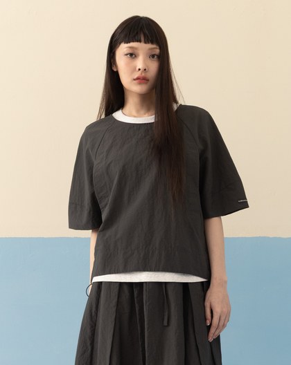 微皺感弧形口袋抽繩造型上衣(兩色)