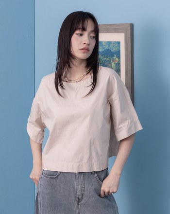 曖昧英文字印花背後打褶短版上衣(兩色)