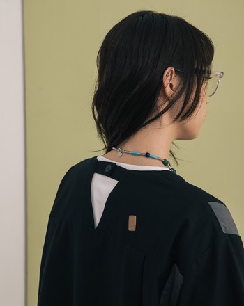 異材質拼接造型鏤空打褶上衣(兩色)