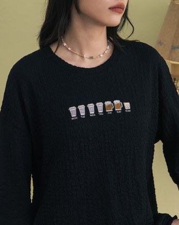➤一週飲料繡花皺皺織紋T恤(兩色)