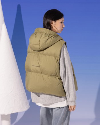 ➤品牌標語短版連帽羽絨背心(兩色)