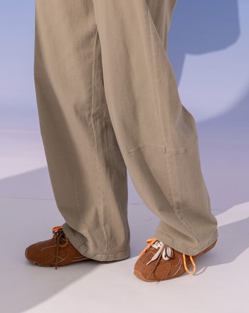 打褶造型斜紋彎刀褲