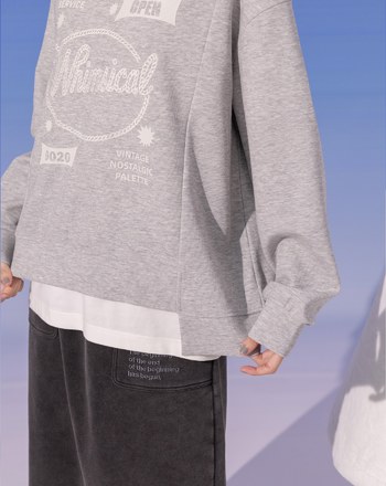 繩鼓造型圖案不對稱剪接大學T(兩色)