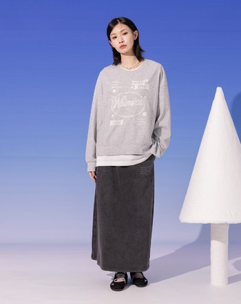 繩鼓造型圖案不對稱剪接大學T(兩色)