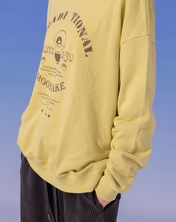 ➤MOON CAKE奶奶印花大學T(兩色)