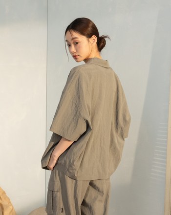 涼感不對稱領口造型短袖襯衫(兩色)