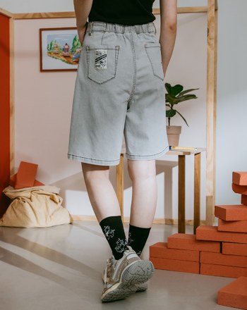 迪士尼系列 蓋房子鉚釘壓印牛仔四分褲(兩色)