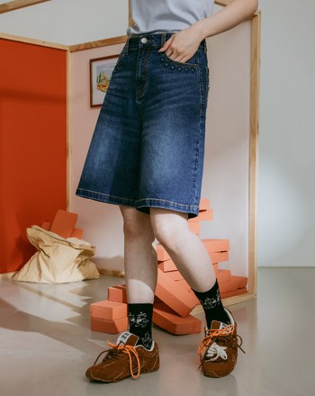 迪士尼系列 蓋房子鉚釘壓印牛仔四分褲(兩色)