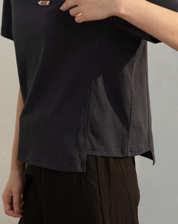 gozo皮標側邊顯瘦剪接T恤(兩色)