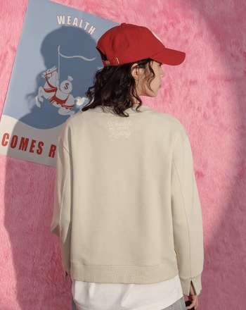 ➤【新年限定】馬上有錢布章刺繡大學T(兩色)