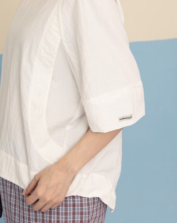 微皺感弧形口袋抽繩造型上衣(兩色)