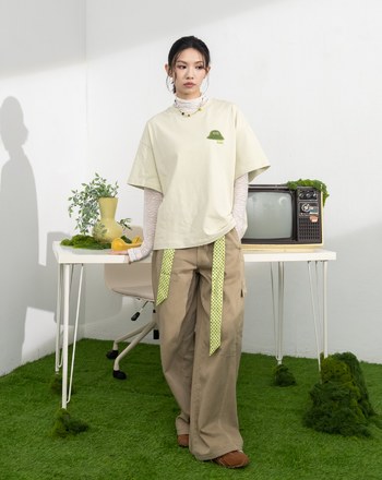 抓褶剪裁牛仔直筒工裝褲