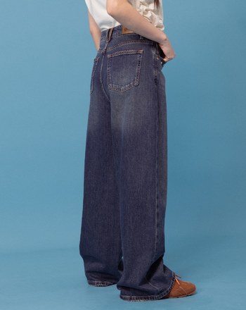 A｜水洗鉚釘直筒牛仔褲