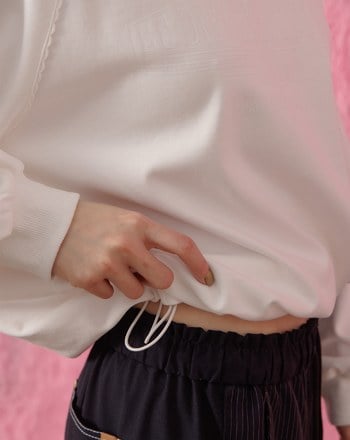 蕾絲滾邊V領抽繩大學T(兩色)