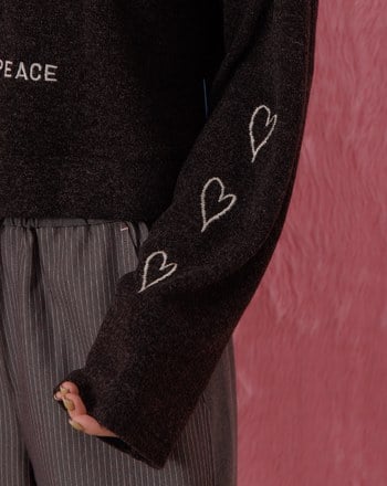 馬上平靜Q感毛毛短版大學T(兩色)