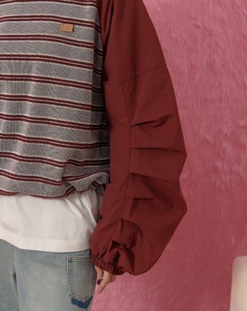 ➤條紋拼接造型袖抽繩大學T(兩色)